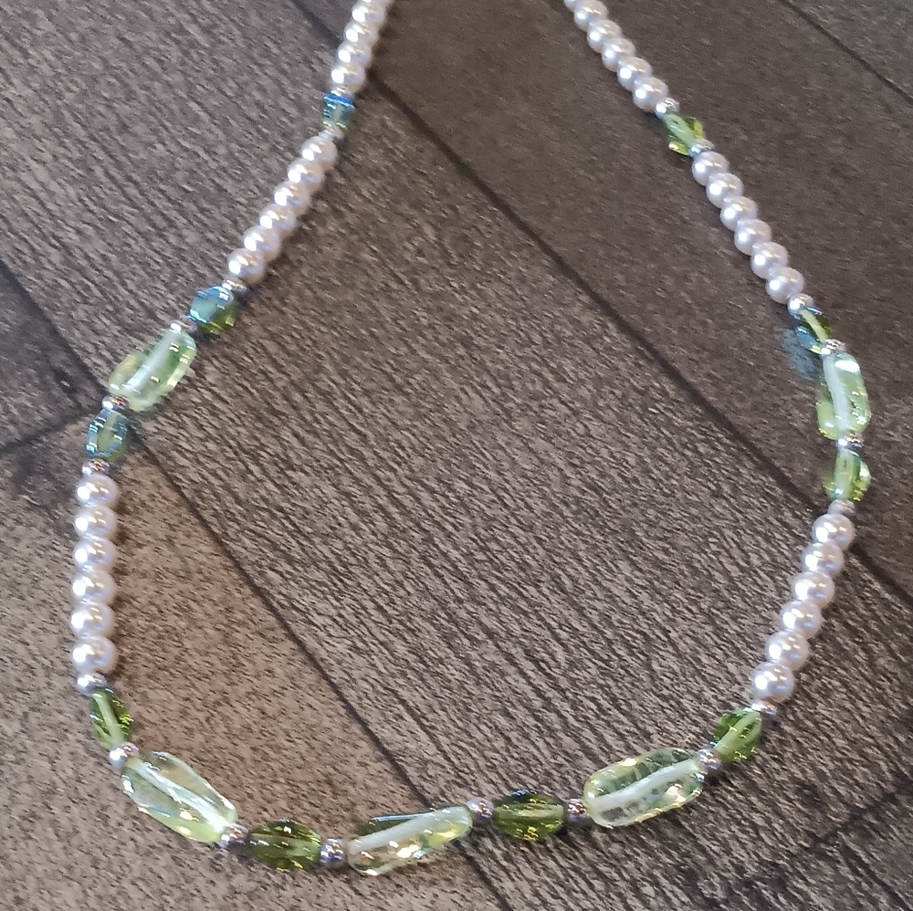 VINTAGE Elegant Pearl and Green Bead Necklace